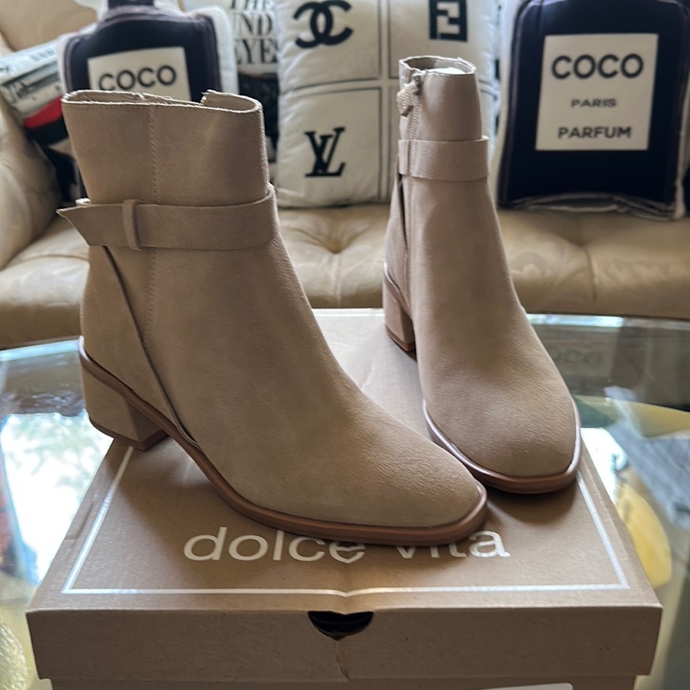 Brand new Dolce Vita suede booties. 🤎